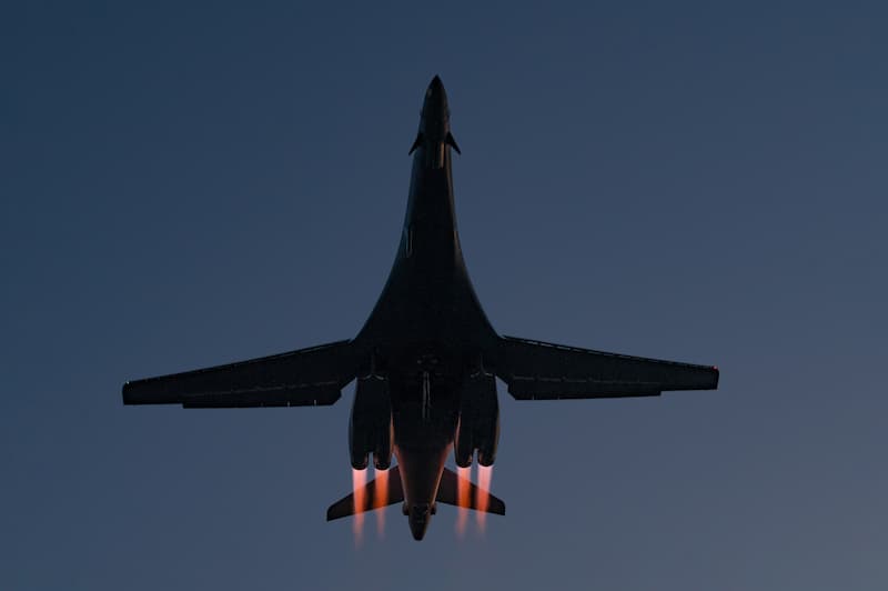 B-1Bランサー：可変翼でステルスの長距離多目的超音速爆撃機 | 写真で 