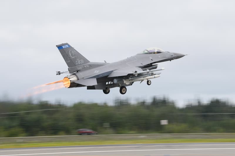 F-16ファイティング・ファルコン：離陸