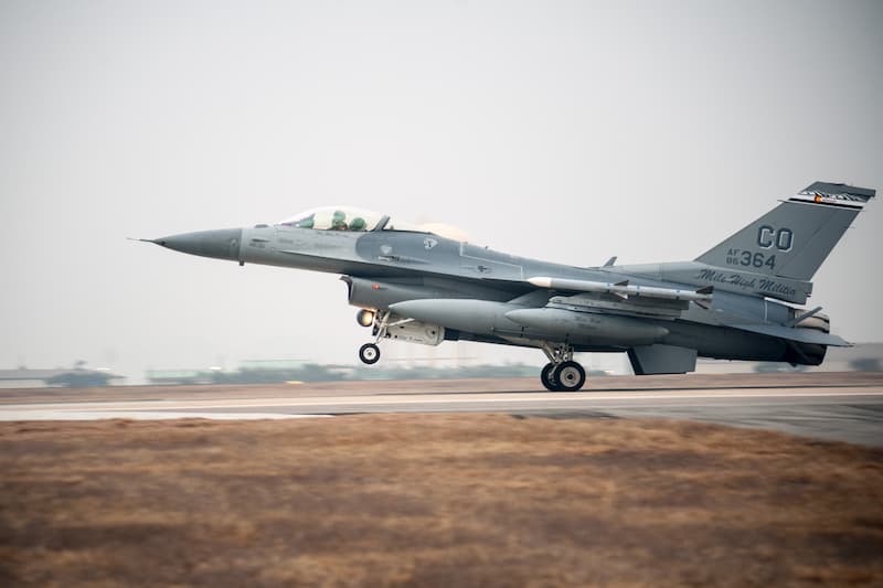 F-16ファイティング・ファルコン：着陸