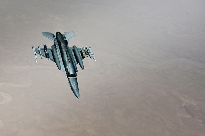 F-16ファイティング・ファルコン：下方から