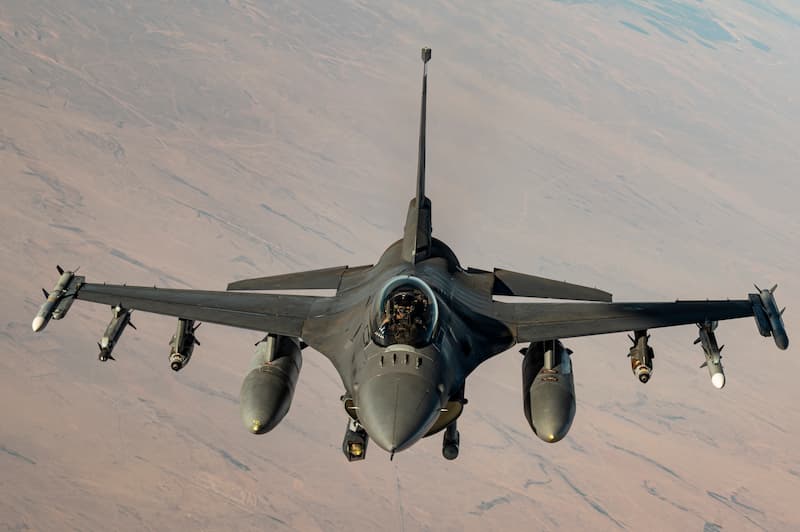 F-16ファイティング・ファルコン：正面から