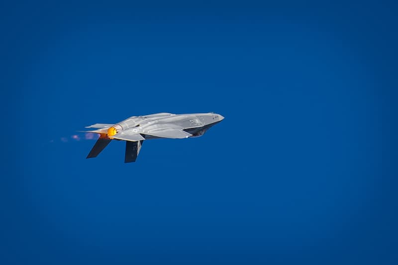 F-35AライトニングII：背面飛行