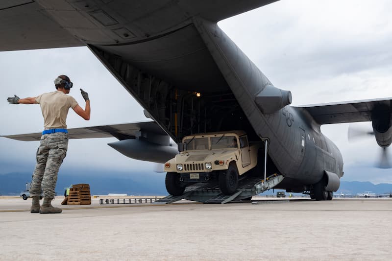 C-130ハーキュリーズ：自走による積載