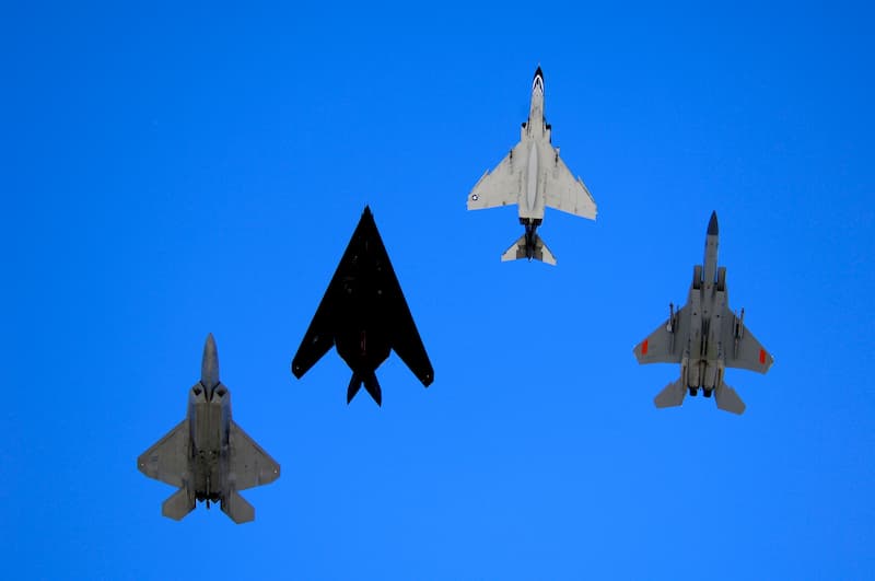 F-117ナイトホーク：F-22、F-117、F-4、F-15