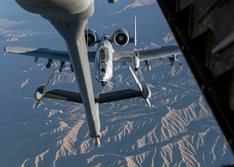 KC-10エクステンダー：A-10サンダーボルトIIへの空中給油