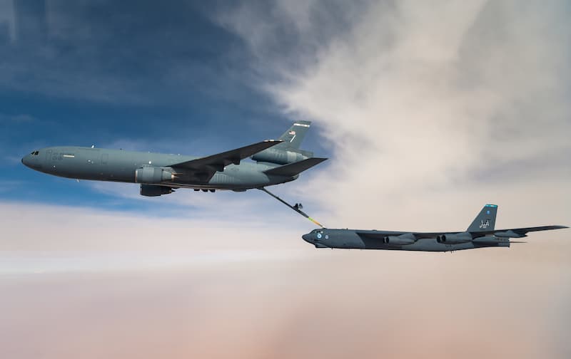 KC-10エクステンダー：B-52ストラトフォートレスへの空中給油