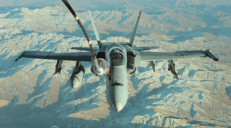 KC-10エクステンダー：F/A-18スーパーホーネットへの空中給油