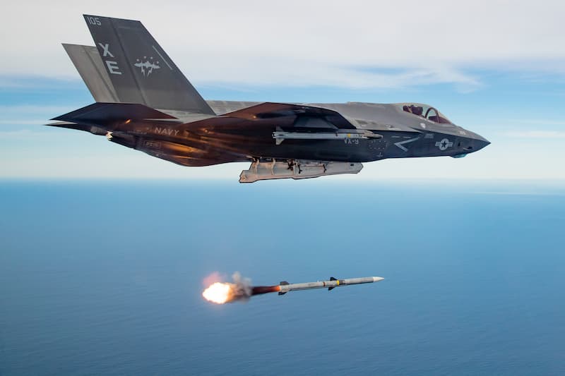 F-35CライトニングII：ウェポンベイ内のミサイル発射