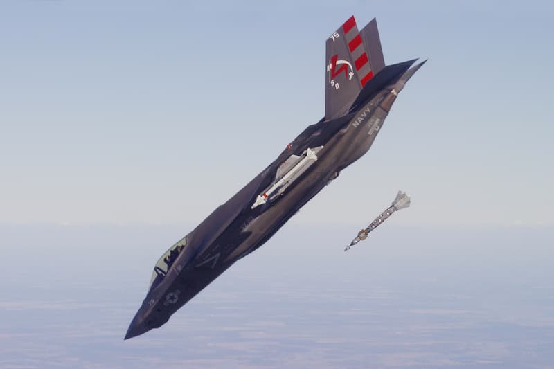 F-35CライトニングII：機体外搭載爆弾の急降下爆撃