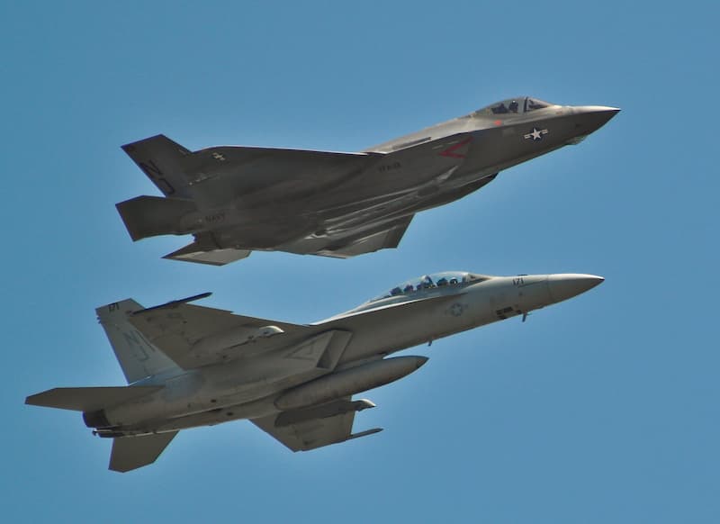 F-35CライトニングII（上側）とF/A-18スーパーホーネット