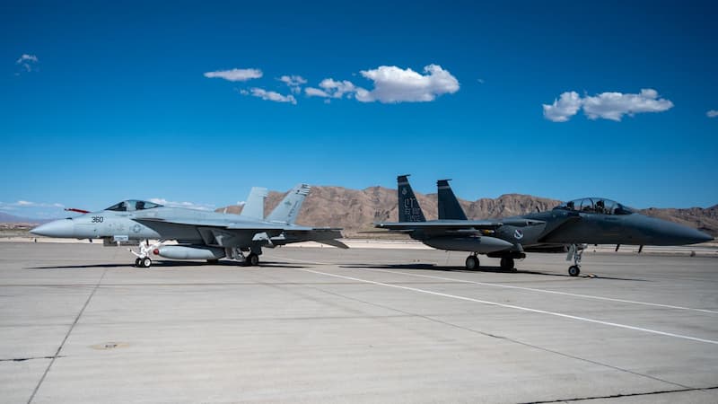 F-15EXイーグルIIとF/A-18スーパーホーネット