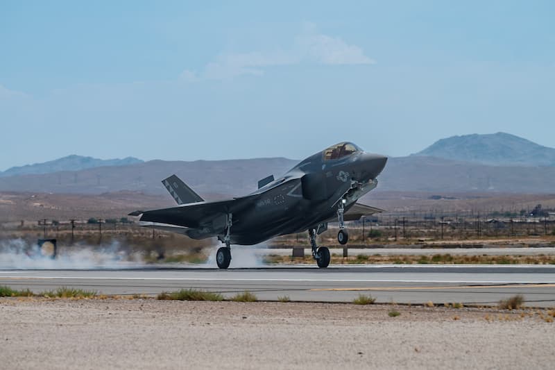 F-35BライトニングII：滑走路を使った着陸