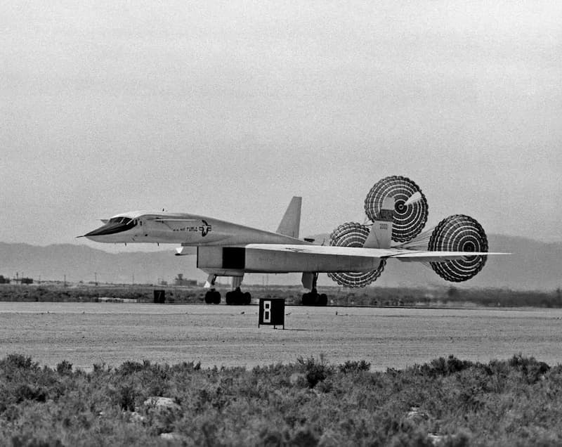 XB-70バルキリー：ドラッグシュート