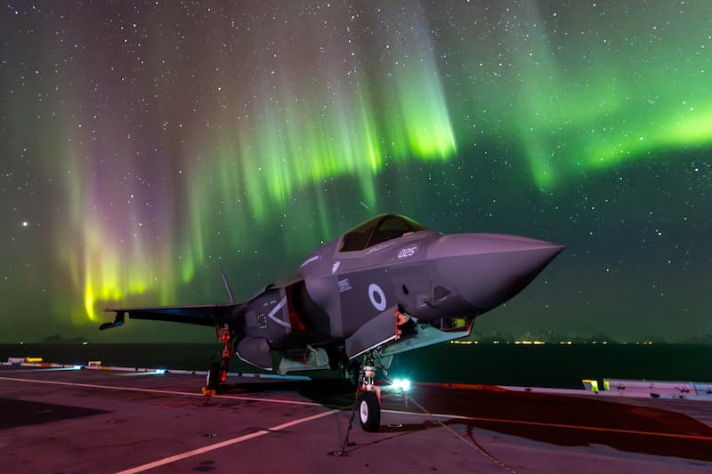 F-35BライトニングIIとオーロラ