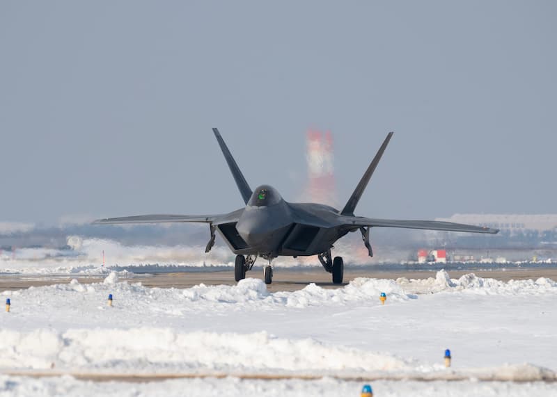 F-22ラプター：除雪した飛行場