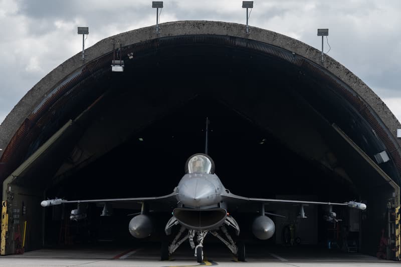 F-16ファイティング・ファルコン:掩体(えんたい)
