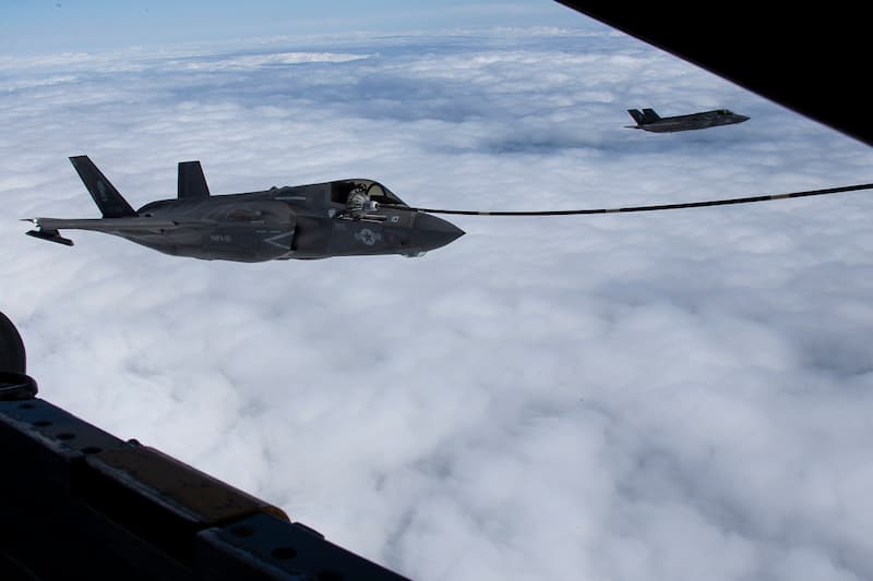 KC-130Jスーパー・ハーキュリーズ：F-35Bに空中給油