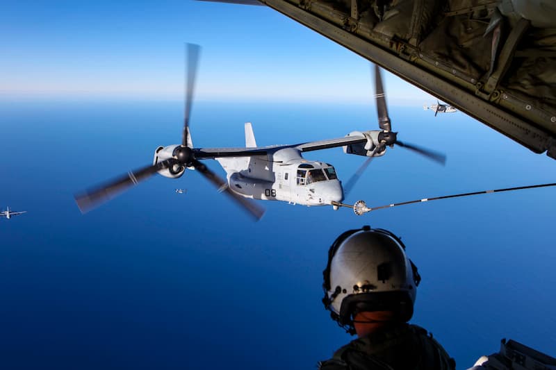 KC-130Jスーパー・ハーキュリーズ：MV-22に空中給油