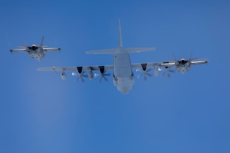 KC-130Jスーパー・ハーキュリーズ：下方から