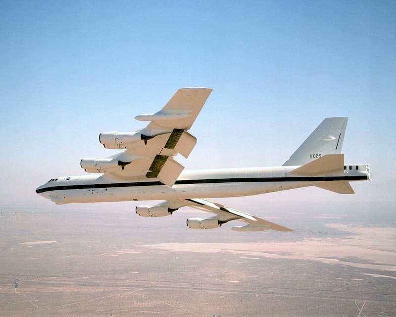 NASAの白いB-52H：下から