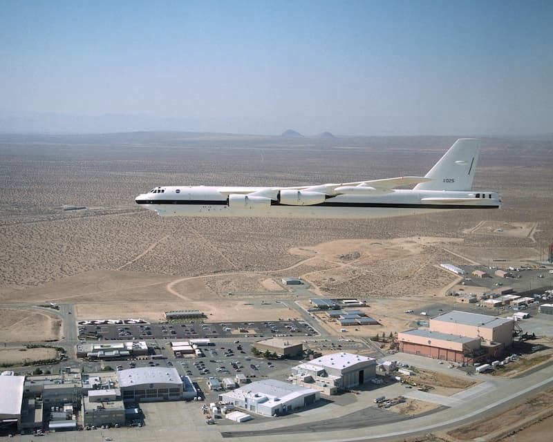 NASAの白いB-52H：横から