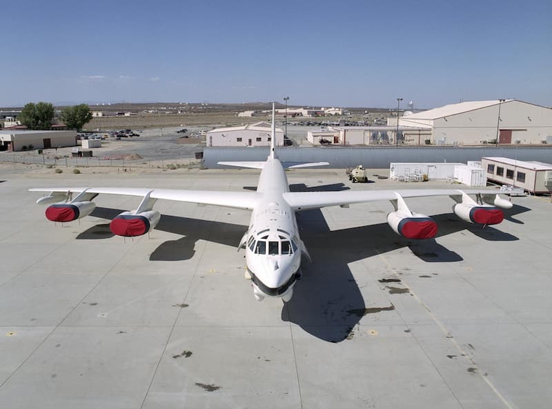 NASAの白いB-52H：前方から