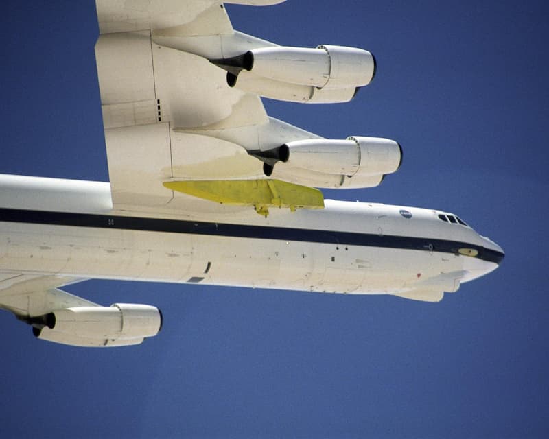 NASAの白いB-52H：宇宙機用のパイロン