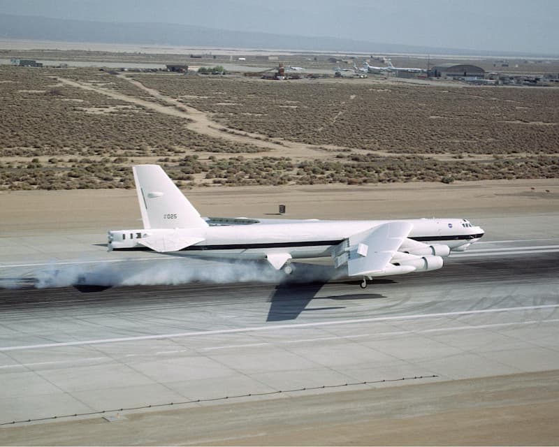 NASAの白いB-52H：着陸