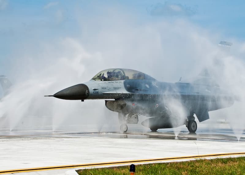 F-16ファイティング・ファルコンの機体洗浄:EGLIN AIR BASE