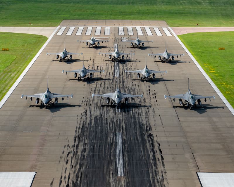 F-16ファイティング・ファルコンのエレファント・ウォーク(その1)