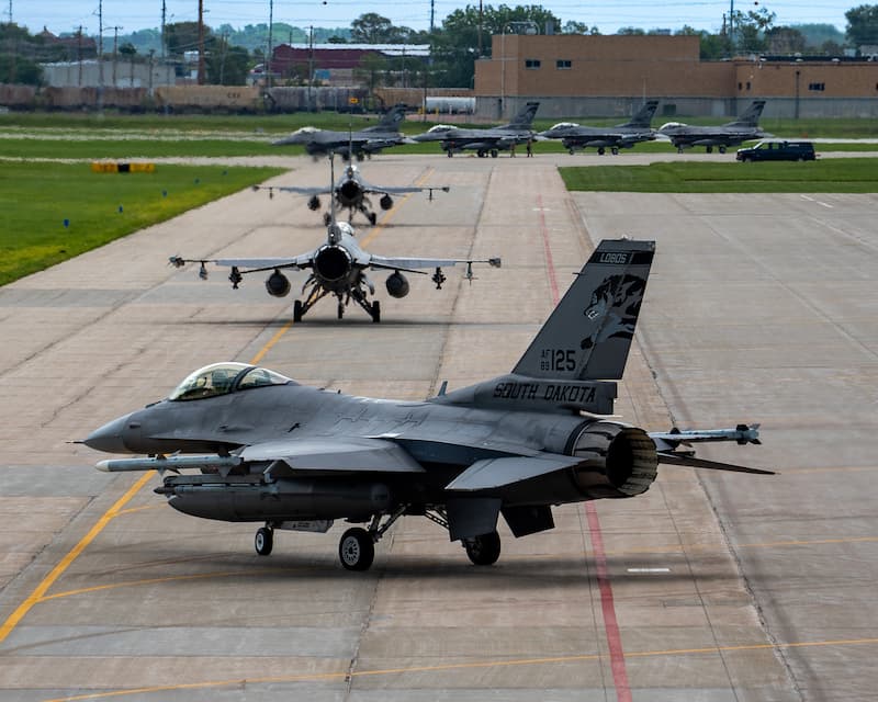 F-16ファイティング・ファルコンのエレファント・ウォーク:移動