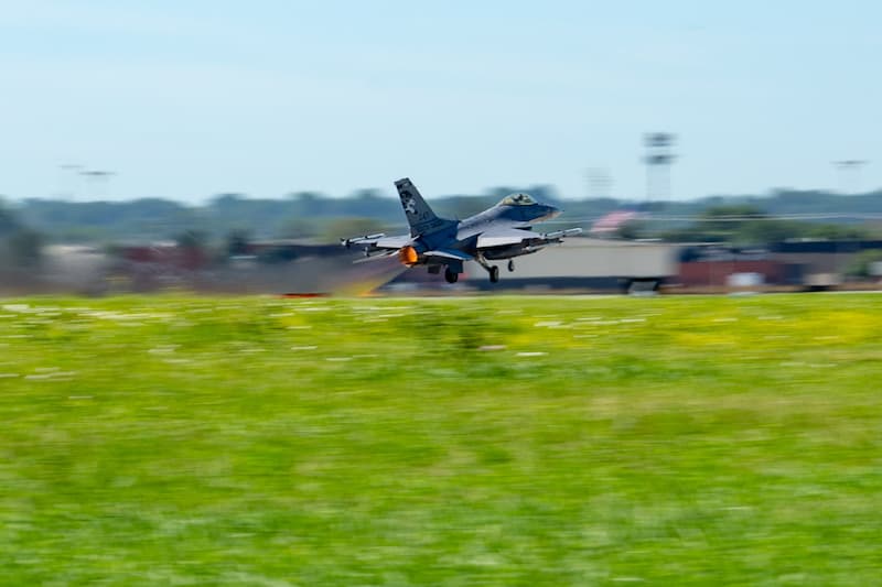 F-16ファイティング・ファルコンのエレファント・ウォーク:離陸