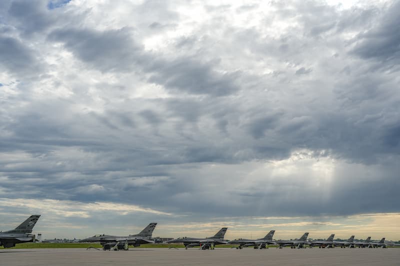 F-16ファイティング・ファルコンのエレファント・ウォーク:準備中