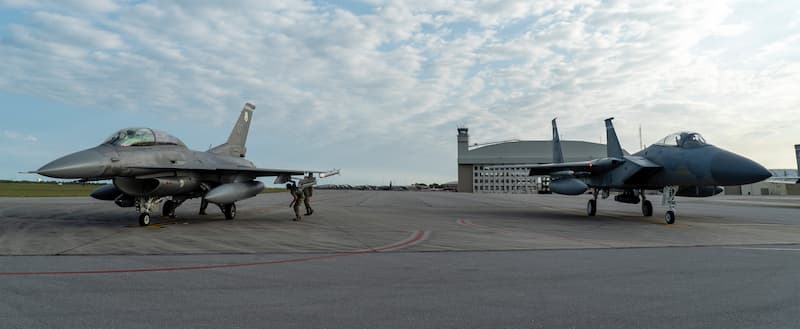 Legion Podを搭載したF-16とF-15