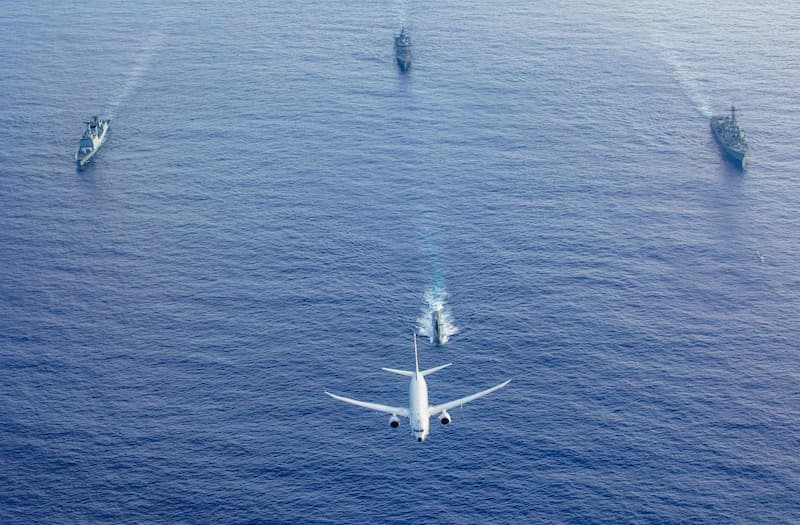 P-8Aポセイドン：艦艇との1枚