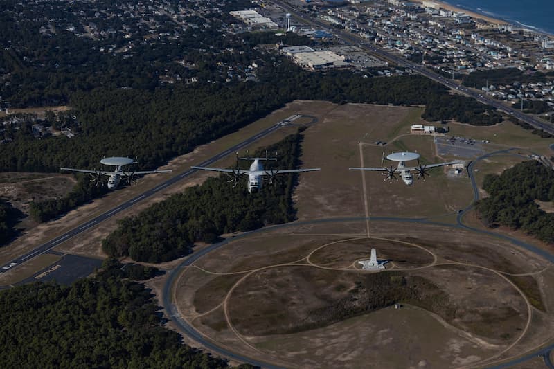 C-2AグレイハウンドとE-2Dアドバンスト・ホークアイ