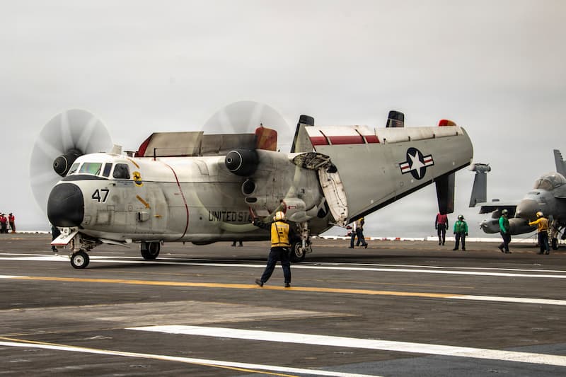 C-2Aグレイハウンド:翼を畳んだ状態(その1)