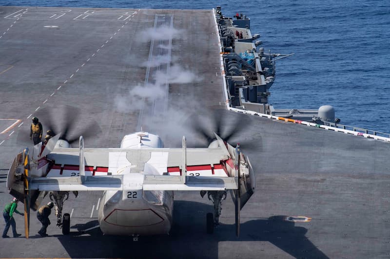 C-2Aグレイハウンド:翼を畳んだ状態(その2)