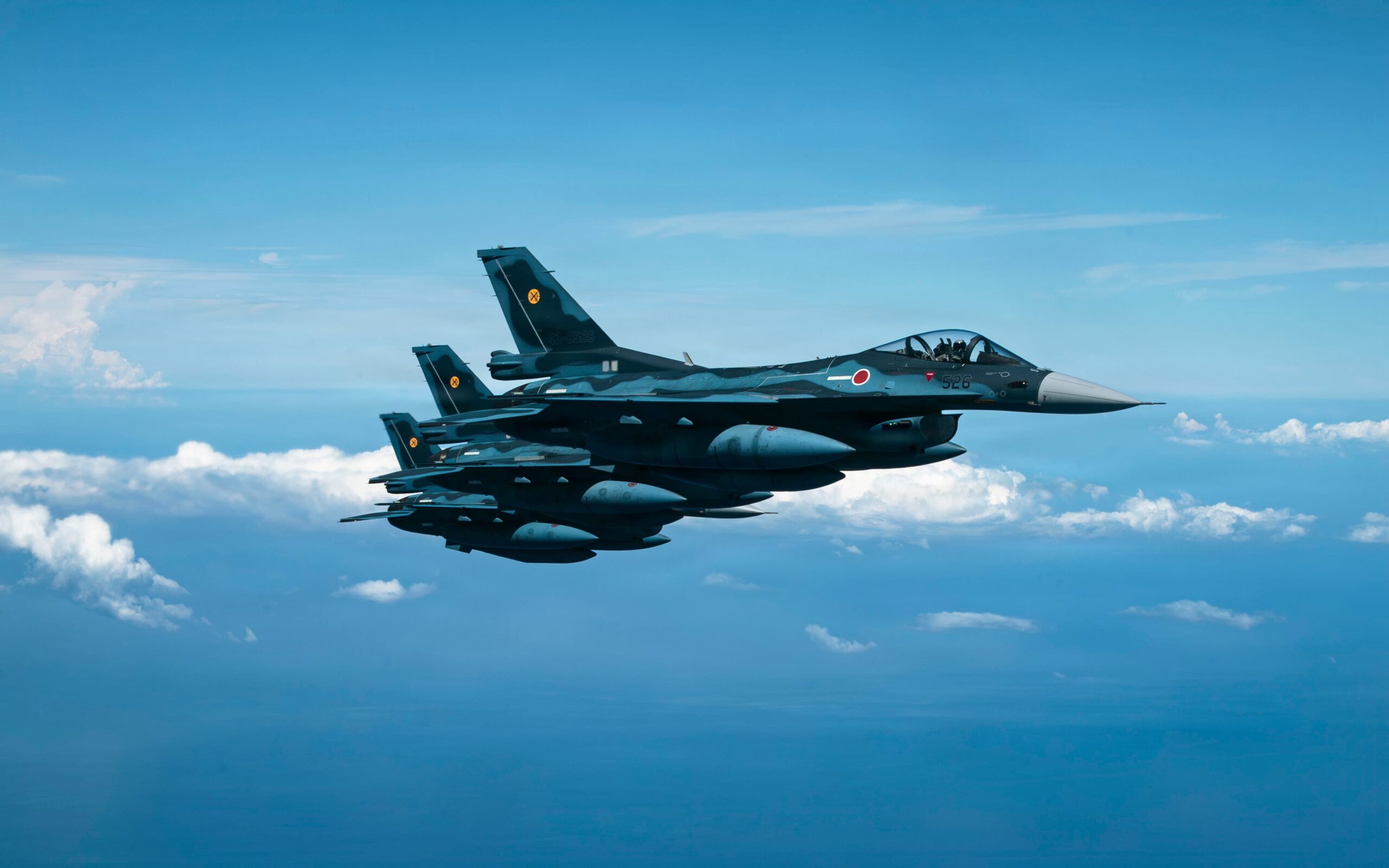 3機のF-2B支援戦闘機